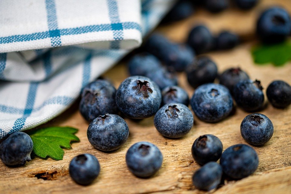 Blueberries are high carbs food, healthy for  weight management.